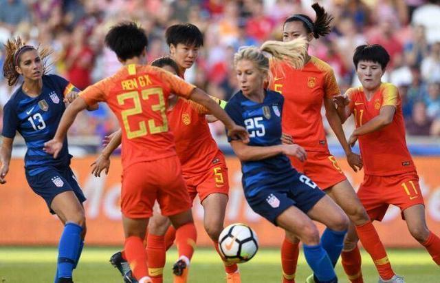 中国女足vs男足热身赛