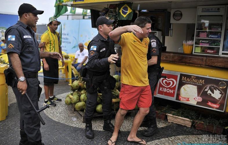 巴西vs德国球迷骚乱的相关图片